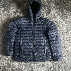 Mörkblå dunjacka från Everest - Säljer en snygg mörkblå dunjacka från Everest. Jackan är i väldigt bra skick. Den funkar Perfekt för dig som söker efter en vårjacka. Pris kan diskuteras vid snabb affär. Tveka inte att höra av dig vid någon fundering eller så!🤩🙌