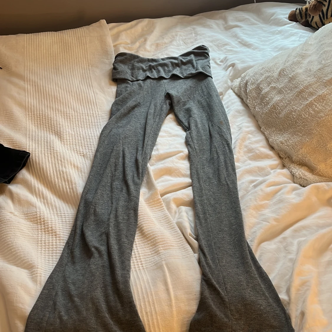 Grå ribbade byxor från Gina Tricot