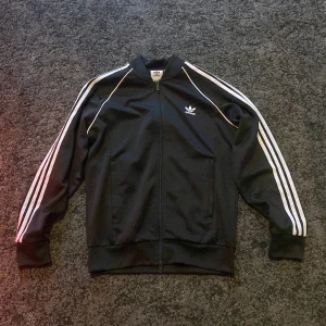 Adidas tracktop  - Tröjan är i bra skick, storlek L men sitter mer som en M.