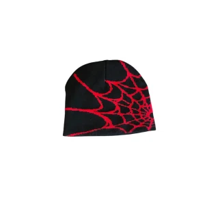 Sp5der mössa - Cool svart mössa med ett iögonfallande rött spindelnätsmönster. Perfekt för att ge din outfit en edgy touch. Passar bra för kyligare dagar.
