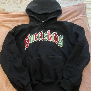 Svart hoodie från Sweet Sktsb - Säljer en oversized hoodie från Sweet Sktsb med färgglad text i rött och grönt på framsidan. inga större defekter än de som visas på bilden. 