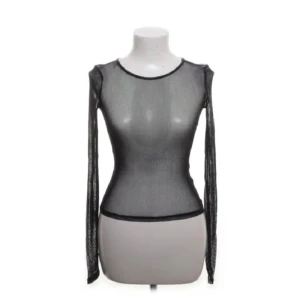 Glittrig genomskinlig tröja från NA-KD! - En glittrig, tajt, genomskinlig tröja från NA-KD. Ett perfekt plagg för fest. Inte en tröja som kliar direkt och i nyskick❣️ 