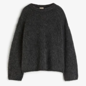 Mörkgrå mohair stickad tröja H&M - Säljer denna mörkgrå stickad mohair tröja från H&M, slutsåld på hemsidan. Nypris: 699kr. Har du någon fråga är det bara att höra av dig🫶🏻
