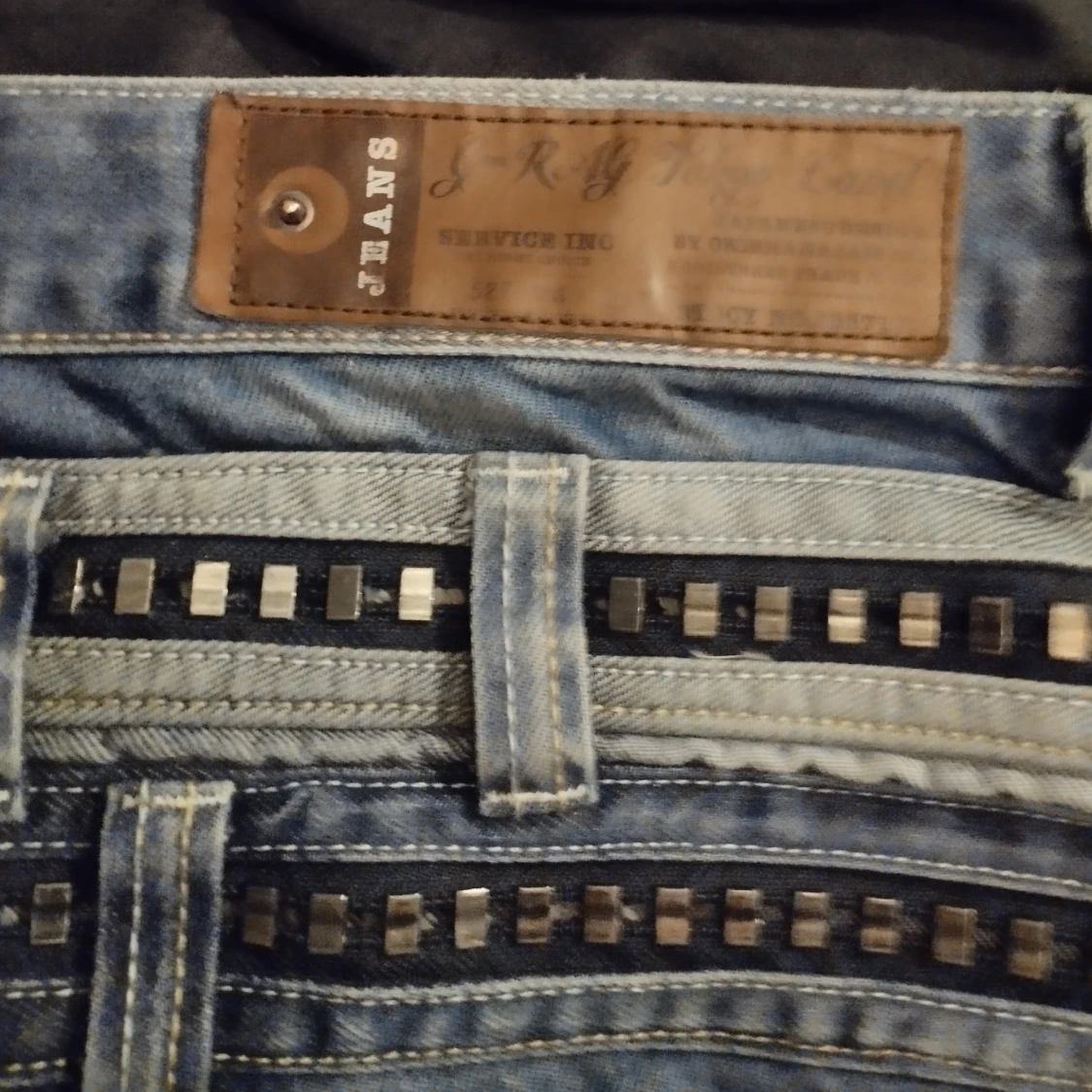 Blå jeans med nitar och detaljer - 2