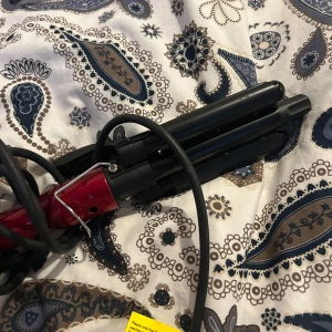  Locktång  - Det är en metalllocktång med värme 120-200. Jättebra och fin användning som gör ditt hår vågigt