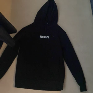  Hoodrich tracksiut - Säljer en stilren svart hoodie från Hoodrich med vit logga på bröstet. Perfekt för en avslappnad stil med sin klassiska design och bekväma passform. Huvan har dragsko för justering. Byxorna ingår också för detta lilla priset först till kvarn 