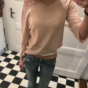 rosa trekvartsärmad tröja - Säljer denna snygga trekvartsärmade tröjan som man kan sätta off shoulder och styla på olika sätt. Har en liten fläck men den tänker man knappt på💓 kontakta vid frågor 