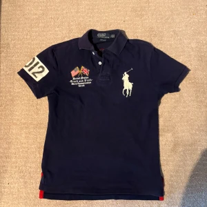 Ralph Lauren piké  - En Polo Ralph Lauren piké, väldigt unik och limiterad. Nypris ligger runt 1500-1400 *Storlek S (passar 170-180) * Mycket bra skick (9/10). Om du är intresserad så är det bara att skicka ett dm!