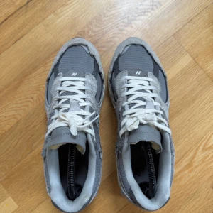 Grå sneakers från New Balance - New balance protection pack 2002R. Storlek 42, använda 5 gånger.