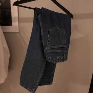 Blå jeansbyxor - Snygga blå jeansbyxor med klassisk design och bakficka. Perfekta för en avslappnad stil. Passar till många olika outfits. Det är från Kids brandstorm stl 158/164