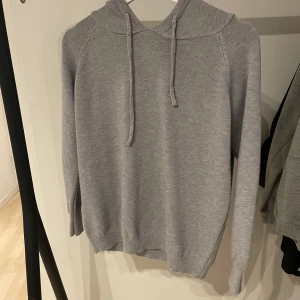 Kashmir Grå hoodie - Kashmir hoodie. Aldrig använt den. För liten storlek
