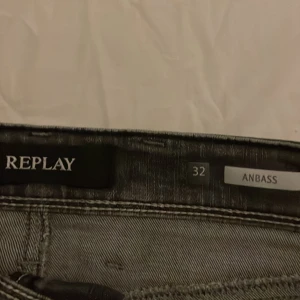   Replay Anbass 549kr - Snygga svarta jeans från Replay, modell Anbass. De har en klassisk femficksdesign och en modern passform. Perfekta för en stilren look. Storlek 32! Pris går att diskutera om man följer och bara att höra av sig om man har frågor. MVH Småland, bolaget 