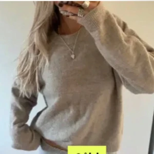 Beige stickad tröja - Säljer en mysig beige stickad tröja med långa ärmar. Perfekt för kyligare dagar och enkel att matcha med olika outfits. Tröjan har en klassisk design och är ett måste i garderoben.