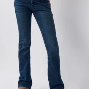 Blå bootcut jeans - Jeans som jag fick I julklapp men har inte kommit till användning.