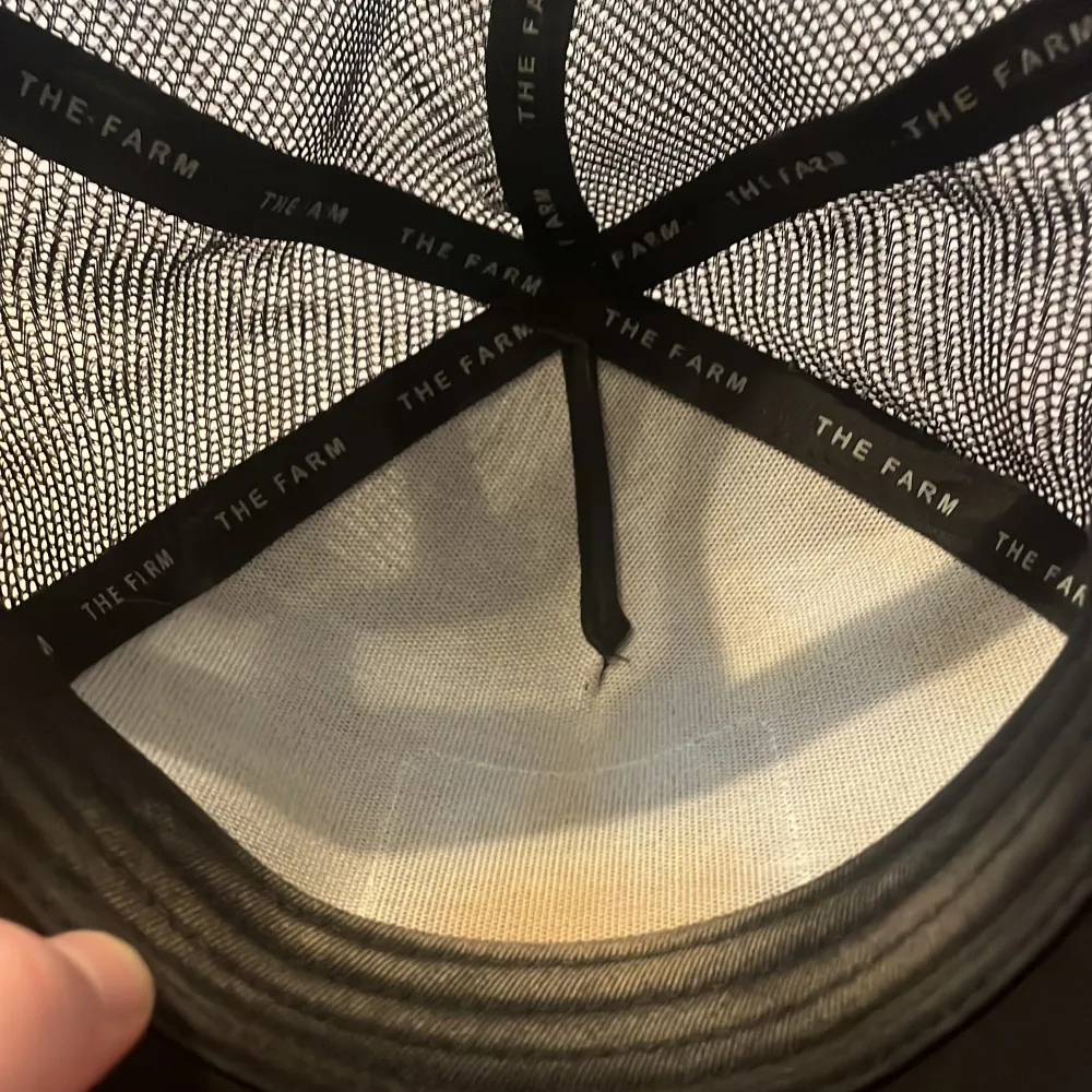Snygg svart keps med ett broderat pantermotiv på framsidan. Kepsen har en klassisk design med justerbar passform och nätmaterial på baksidan. Använd ett par gånger då det är lite smink fläckar där pannan vart, pluppen som ska sitta på kepsen i mitten av huvudet har tyvärr ramlat av, annars är kepsen i väldigt bra skick. (ORG pris 500kr/köptes för 2 år sen.). Asusteet.