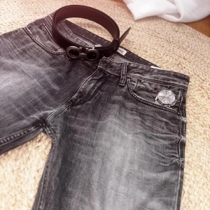 Jeans Tommy Hilfiger - Slim fit jeans från Tommy Hilfiger med riktigt snygg tvätt, klassisk femficksdresign och blixtlås-gylf. Modell: Scantonfall Size 33/32 men som sista bilden visar så är dom uppsydda till ungefär 33/30. Jag kan dock sprätta stygnen så att dom återgår till sin ursprungliga längd. 