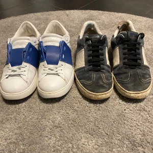 Valentino opens + flycrews - Nu säljer vi ett par opens samt ett par flycrews i en bundle för 3249. Notera också att det går att köpa skorna separat. Inget og medföljer tyvärr. Skick Opens: 8/10, en gnutta creasade annars perfa. Skick Flycrews: 5-6/10, tyvärr riktigt synligt använda men går självklart att rengöra dem! Mockan är dessvärre sliten och endast en original sula finns kvar. 11/22 nitar finns. Storlek Opens: 41. Storlek Flycrews: 42. Priset går absolut att diskutera! Slå en pling för fler  bilder eller frågor 😃