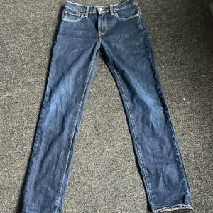 Levis 511  - Snygga Levis 511 jeans i klassisk blå denim. De har en normal passform med dragkedja och knappar. Perfekta för en stilren look. W30 L34