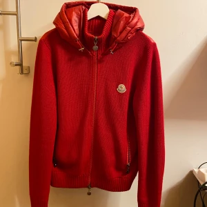 Moncler cardigan  - Säljer nu min moncler cardigan i storlek L, sitter som M/S (liten i storlek). Extremt välskött för sin ålder och svår att få tag på. 