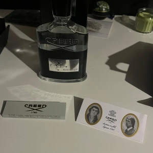 Creed Aventus parfym  - Säljer denna riktigt goda parfymen (Creed Aventus). Har sprutat den en gång, inte en enda gång mer. Boxen och allting följer med. Säker frakt✅ Skriv om du har frågor! Ny pris: 2595kr, mitt pris: 1699kr