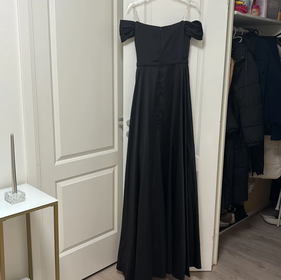 Svart långklänning med glittrig detalj - 2