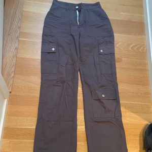 Cargo byxor - Ett par skit snygga cargo byxor som är sjukt bekväma och sitter perfekt, ger en snatched look av rumpen 😜tyvärr kommer de inte till användning så det är därför jag säljer de. Frågor är varmt välkomna! 