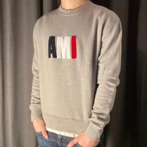 Grå sweatshirt från AMI paris - Bra skick, dock är den liten i storlek och passar folk som har s
