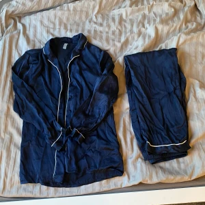 Intimissimi pyjamas - Superfin satin pyjamas ifrån intimissimi, settet består av en skjorta med byxor i fin marinblå färg