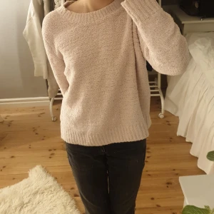 Ljus rosa stickad tröja - Mysig ljus rosa stickad tröja med rund hals och långa ärmar💞💞 storlek s men funkar även som xs!!