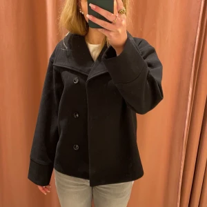 Svart kappa  - Super snygg svart kappa, från gina tricot. Perfekt nu inför våren 🌸 Den är från young o är i strl 170 men passar mig som vanligtvis har Xs/S i jackor 