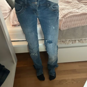 Blå LTB jeans - Säljer dessa nyköpta LTB jeans eftersom de tyvärr är för små i midjan. Jeansen är i mycket bra skick (endast använda 1 gång) och har inga tecken på synliga defekter. Längst ned på byxorna är det uppklippt eftersom de ska se mer flare ut än straight därav priset💕 Pris kan diskuteras! Nypris:800kr