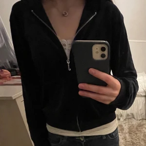 Mörkblå hoodie från Juicy Couture🤍 - Säljer min jättefina mörk blå hoodie från Juicy Couture med dragkedja och huva. Aldrig använd.💗