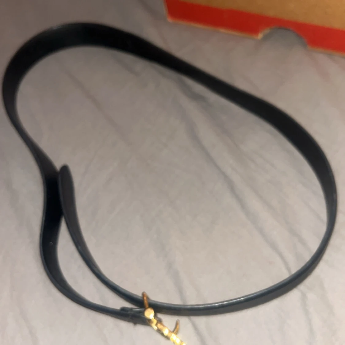 Svart bälte med gulddetaljer - 1