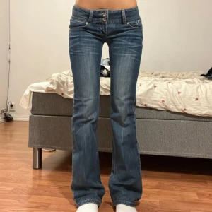 Jeans  - Midjemått: 35cm, innerbenslängd: 84cm 💞