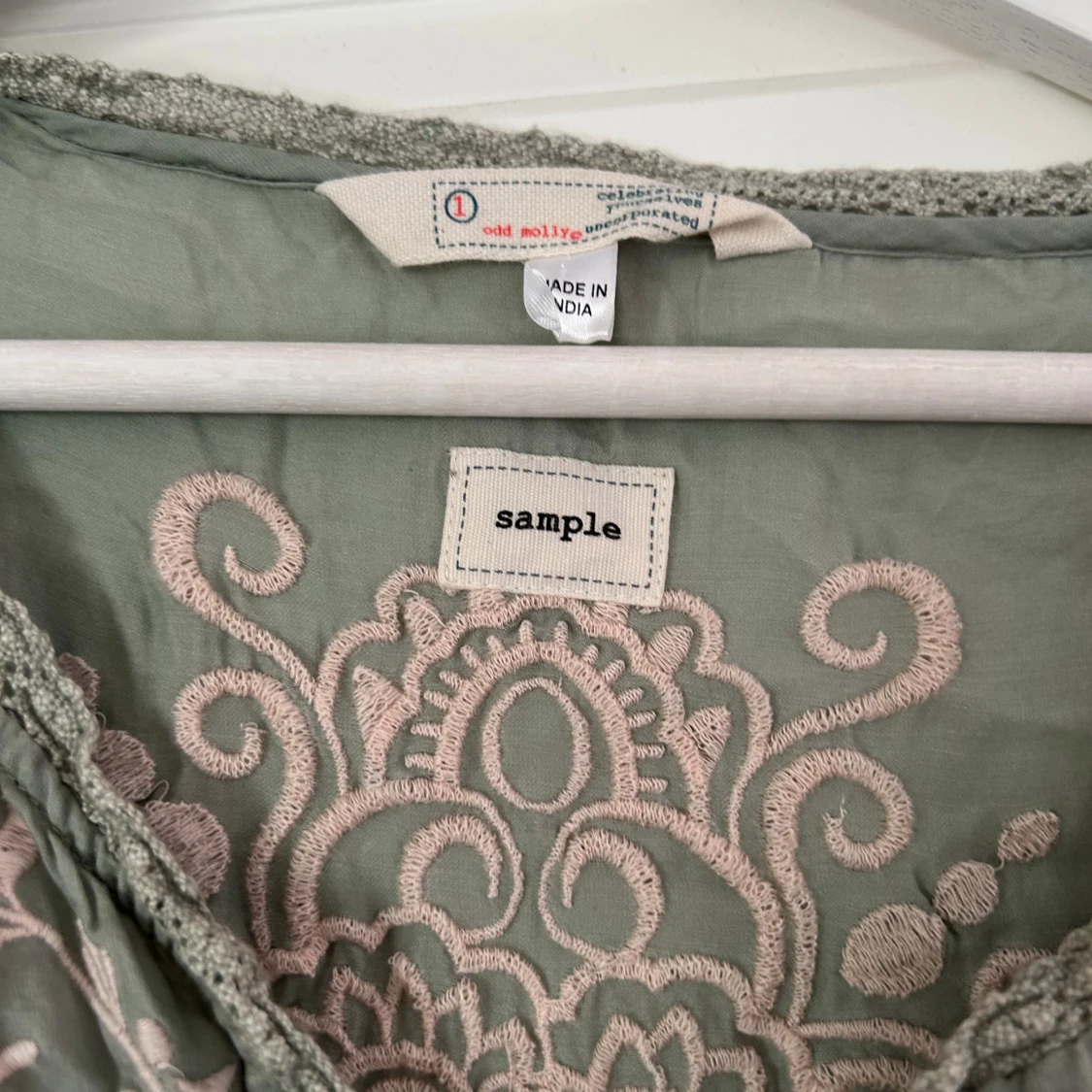 Grön blus med broderi från Odd Molly - 4