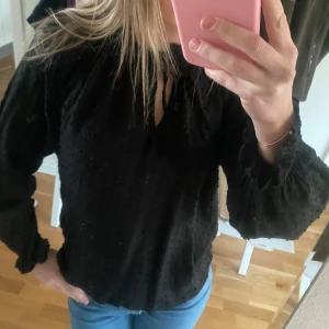 Svårt blus från h&m - Säljer min fina vardags blus från h&m! Den är svart med prickigt tyg och den går att knyta vid halsen då man själv kan bestämma ifall man vill ha den knuten eller inte💕 (säljer även jeansen i en annan annons) Skriv ifall ni har frågor!🌸