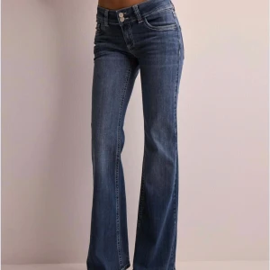 Blå bootcut jeans - Snygga blå bootcut jeans i mycket bra skick. Säljer dess populära jenas från Nelly då de tyvärr inte kommer till användning 