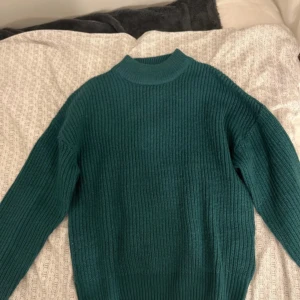 Mörkgrön tjocktröja - Varm mörkgrön tjocktröja. Nästan aldrig andvänd! 