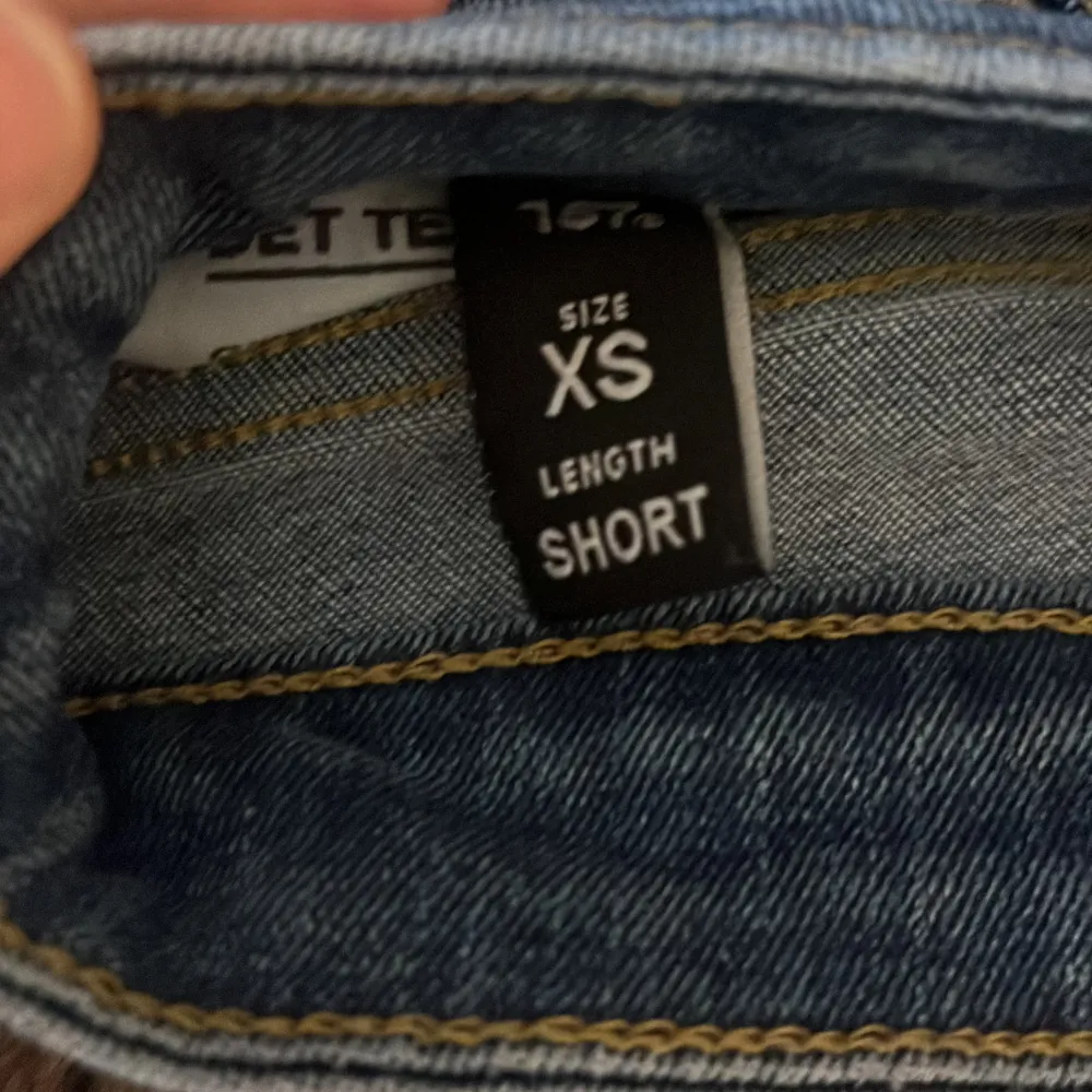 Säljer dessa supersnygga low waist boot cut jeansen från lager då dem tyvärr inte passar mig längre. Är i storlek xs och längden short. Har använts fåtal gånger så är inte trasiga eller något sånt. Köparen står för frakten.. Farkut & Housut.