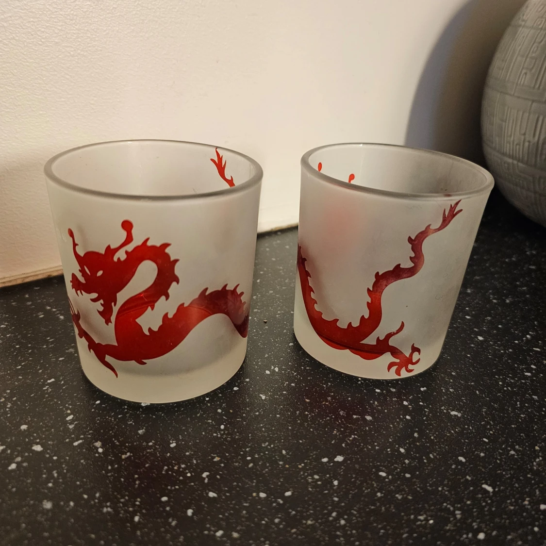 Frostade ljuskoppar med rött drakmotiv - 90