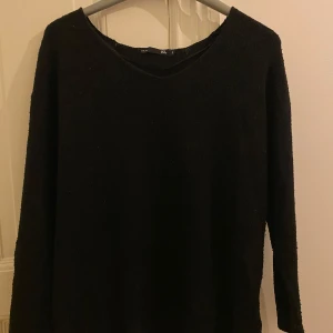 Svart tröja från 157 - Säljer en stilren svart tröja från 157 i storlek S. 