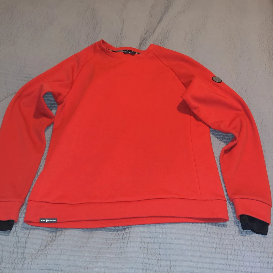 Röd tröja från Sail Racing