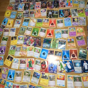 Kort  - En samling av olika samlarkort, inklusive Pokémon-kort med energikort och karaktärer i olika färger och teman. Det finns också fotbollskort med spelare i olika lagdräkter. Perfekt för samlare eller spelentusiaster! Kontakta privat priset kan diskuteras 