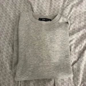  grå tjocktröja - Mysig grå tjocktröja. Väldigt varm och skön. En liten rosa fläck längst ned på tröjan men annars i väldigt bra skick! Nypris: 180kr. 