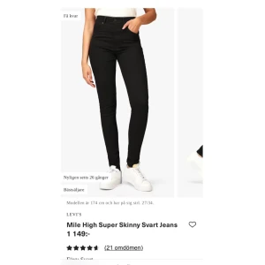 Levis, Mile High Super Skinny Svarta Jeans - Säljer ett par svarta Mile High Super Skinny jeans från Levi's. De är högmidjade och har en tight passform som sitter perfekt. Jeansen är använda men i mycket bra skick och passar både till vardags och fest. Storlek 26. Jag är 169 cm lång, och längden är perfekt för mig. KÖPAREN STÅR FÖR FRAKT, skickar spårtbart PostNord paket. 