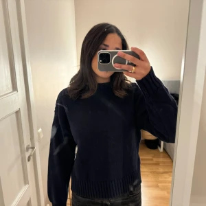 Stickad tröja - Oversize stickad tröja från Ginatricot, på bilden ser man inte färgen så bra den är mörkblå. Skicka ifall ni vill ha en böttre bild. Så skön nu till vintern💙💙