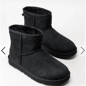 Svarta uggs - Säljer nu mina svarta uggs. De är äkta och är i storlek 37. Det är använda men är i fint skick. Skriv för egna bilder 