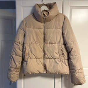 Beige pufferjacka - Säljer en supermysig beige pufferjacka med dragkedja. Perfekt nu inför kallare tider! Den är i bra skick och passar perfekt till höst och vinter. 💖