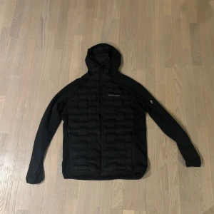 Svart jacka från Peak Performance - Säljer en svart jacka från Peak Performance i storlek XL. Jackan är en fleceejacka som passar när det inte är så mycket minusgrader ute.Den är i mycket bra skick.