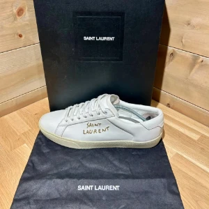 Saint Laurent SL/06 - Tja säljer nu dessa galet feta skor från saint Laurent i modellen SL/06 som är väldigt eftertraktad. Skick 9.9 ish helt nya. Storlek 43,5 men passar 43 med. Skriv för fler frågor/bilder mvh vestimenta😊